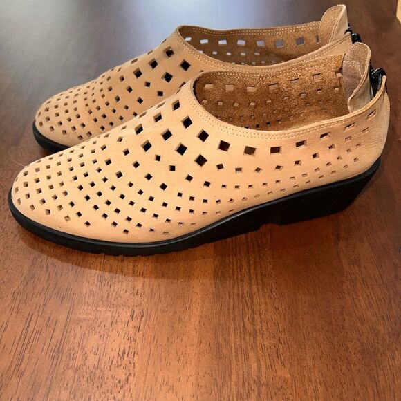 Walking Co Italy Perforated Nubuck Leather Tan Wedge Shoes Zip Back Women 10 - Picture 3 of 8